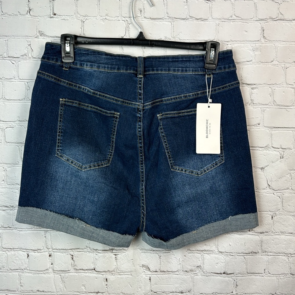 BloomChic Stretchy Roll Hem Distressed Denim Shorts Plus Size 16 1X - Picture 5 of 6